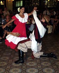 Thaimi e Guillermo Acosta bailam uma zamba