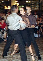 Vinicius Villiger, Neuza Abbes e Welington Lopes arrasam num tango eletrnico
